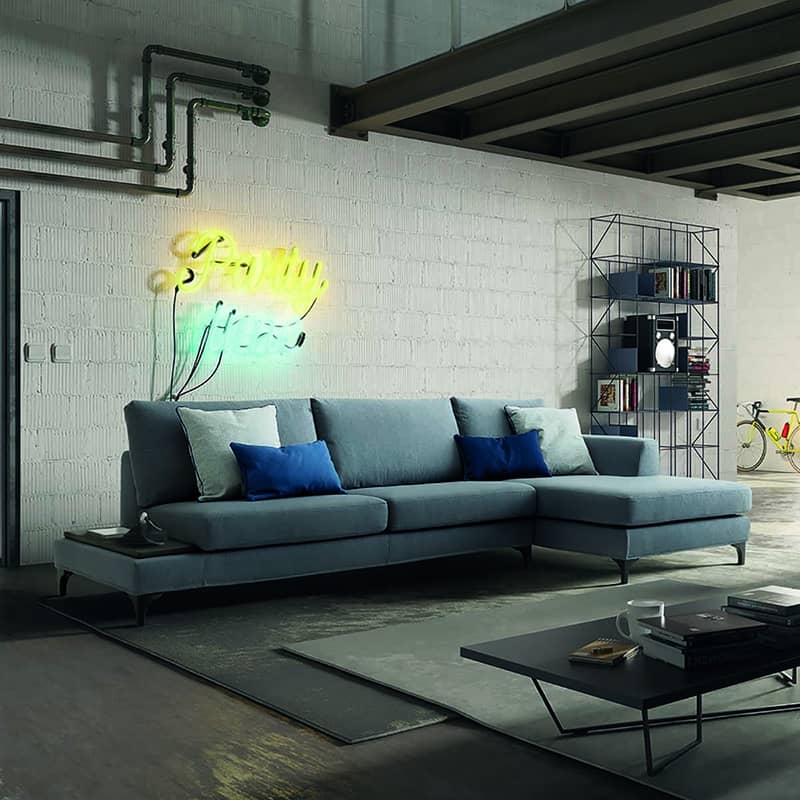 arredare living industrial con divano